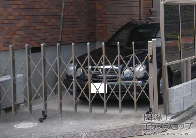 神奈川県横須賀市のLIXIL リクシル(新日軽)のカーゲート ニューエクジスXA型 片開き キャスター式  31SA 施工例