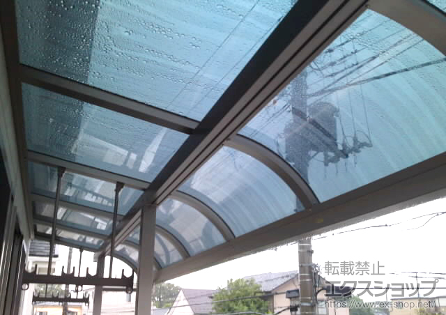 東京都足立区のLIXIL リクシル（トステム）のバルコニー・ベランダ屋根 ライザーテラスII R型 屋根タイプ 連棟 積雪〜20cm対応 施工例