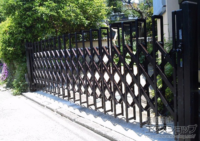 神奈川県小田原市ののカーゲート エアリーナＢ型 先頭キャスタータイプ 片開き 45Ｓ 施工例