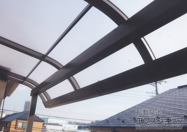 東京都調布市のLIXIL リクシル（トステム）のテラス屋根 ライザーテラスII Ｒ型 屋根タイプ 単体 積雪〜20cm対応 施工例