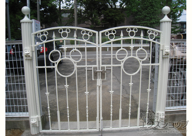 愛知県岩倉市のLIXIL リクシル(新日軽)の門扉 ディズニー門扉 ミッキーA型 両開き 丸門柱式+ギボシ×2 施工例