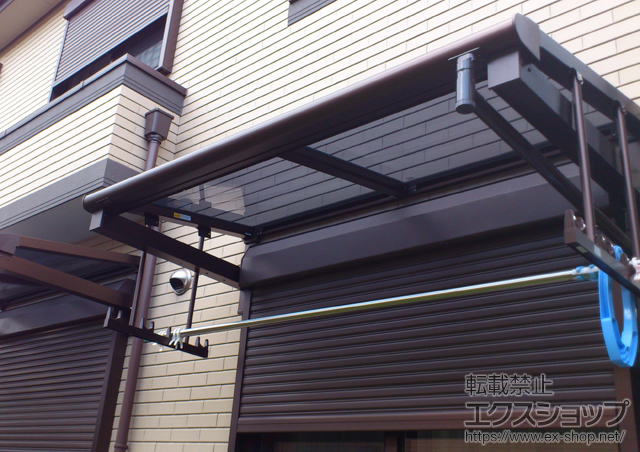 東京都東村山市ののテラス屋根 ヴェクターテラス F型 ルーフタイプ 単体 積雪〜20cm対応+物干しセット 吊り下げ式 標準2本入り 施工例