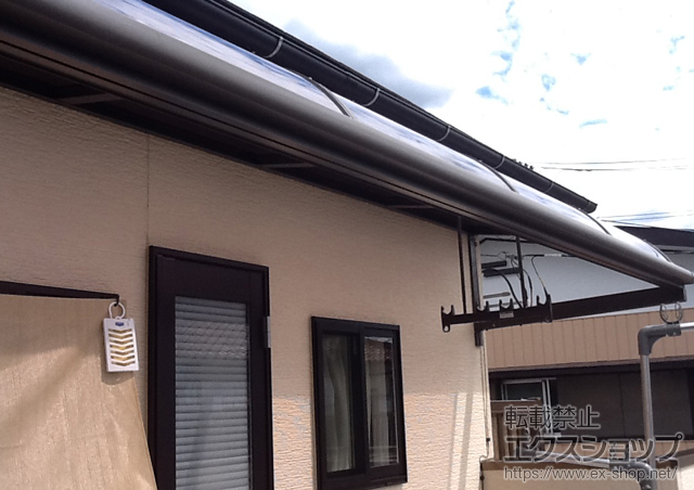 埼玉県志木市のLIXIL リクシル（トステム）のバルコニー・ベランダ屋根 ライザーテラスII R型 ルーフタイプ 単体 積雪〜20cm対応+吊下げ物干し 標準2本入 施工例