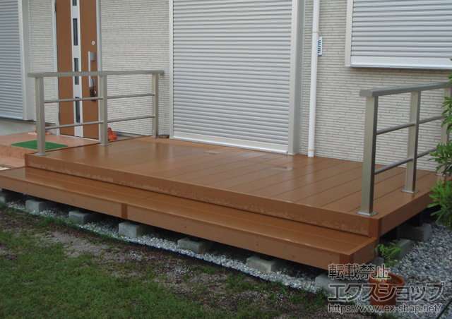 福岡県久留米市ののウッドデッキ リウッドデッキ 200 単体+点検口用部材一式+シンプルモダンデッキフェンス2型 施工例