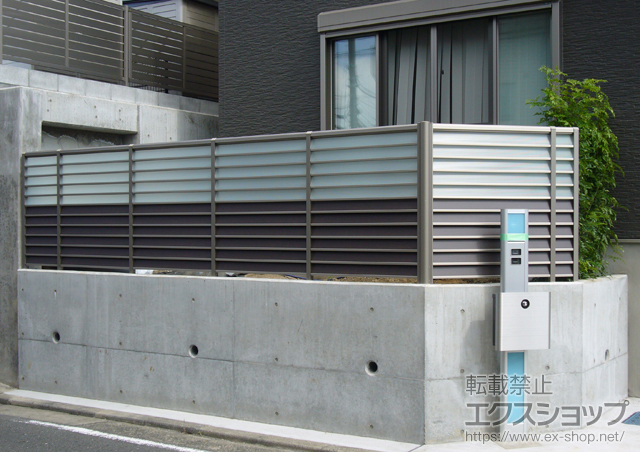 神奈川県横浜市ののフェンス・柵 サニーブリーズフェンスM型・S型 間仕切りタイプ＜採光パネル部分取付仕様＞ 施工例