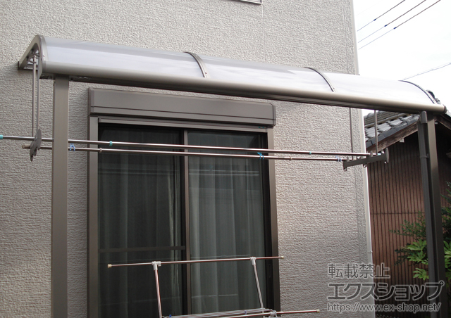 愛知県一宮市のLIXIL リクシル（トステム）のテラス屋根 ライザーテラスII R型 テラスタイプ 単体 積雪〜20cm対応+吊り下げ物干し 標準 2本入 施工例