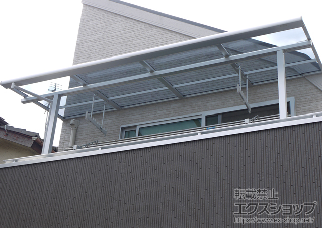 千葉県市川市のLIXIL リクシル（トステム）のバルコニー・ベランダ屋根 ライザーテラスII F型 屋根タイプ 単体 積雪〜20cm対応+吊下げ物干し 標準2本入 施工例