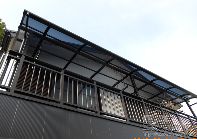 東京都町田市のLIXIL リクシル（トステム）のバルコニー・ベランダ屋根 ライザーテラスII R型 屋根タイプ 連棟 積雪〜20cm対応 施工例