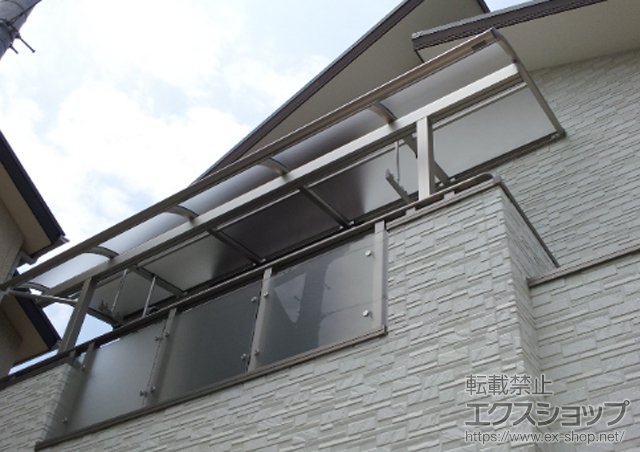 大阪府大阪市ののバルコニー・ベランダ屋根 ヴェクターテラス R型 屋根タイプ 単体　積雪〜20cm対応+吊り下げ式物干し　標準　2本入り 施工例