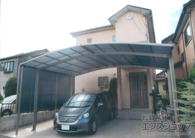埼玉県春日部市のLIXIL リクシル（トステム）のカーポート カーブポートシグマIII ワイド 積雪〜30cm対応+カーブポートシグマIII ワイド サイドパネル 施工例