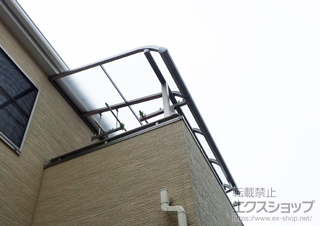 埼玉県川口市のLIXIL リクシル（トステム）のバルコニー・ベランダ屋根 パワーアルファ RB型 屋根タイプ 単体 積雪対応〜30?+吊り下げ物干し　標準　2本入 施工例