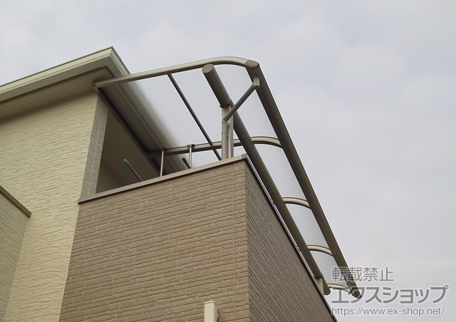 大阪府泉南郡熊取町ののバルコニー・ベランダ屋根 ヴェクターテラス R型 屋根タイプ 単体 積雪〜20cm対応+ヴェクターテラス 吊り下げ物干し 施工例
