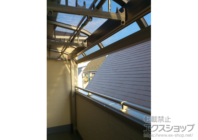 東京都板橋区のLIXIL リクシル（トステム）のバルコニー・ベランダ屋根 ライザーテラスII R型 屋根タイプ 単体 積雪〜20cm対応+吊り下げ物干し ショート 2本入 施工例