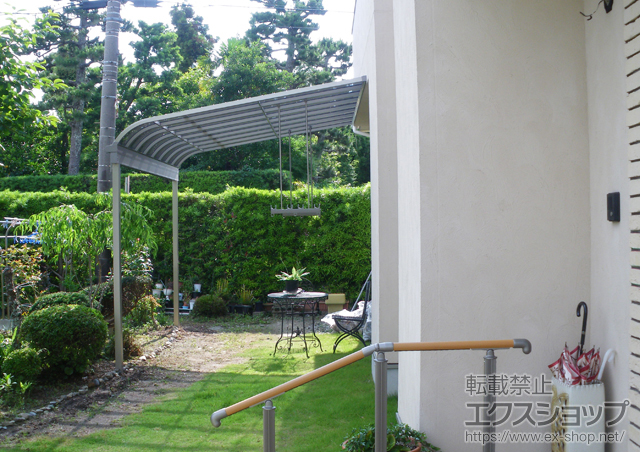 静岡県浜松市のLIXIL リクシル（トステム）のテラス屋根 ライザーテラスII 1500 R型 テラスタイプ 単体 積雪〜50cm対応+吊り下げ物干し ロング 標準 2本入 施工例