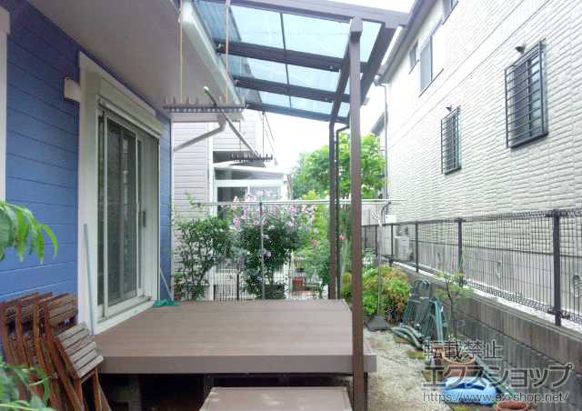 神奈川県横浜市ののテラス屋根 ナチュレ Nn型 標準納まり 単体 積雪〜20cm対応+ SATV-03-02 吊下げ型竿掛け 2本入+日除け 施工例