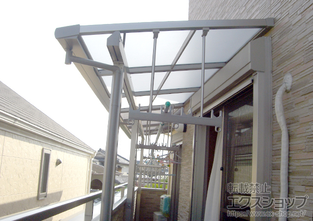 兵庫県伊丹市のLIXIL リクシル（トステム）のバルコニー・ベランダ屋根 ライザーテラスII F型 屋根タイプ 単体 積雪〜20cm対応+吊り下げ物干し 標準 2本入 施工例