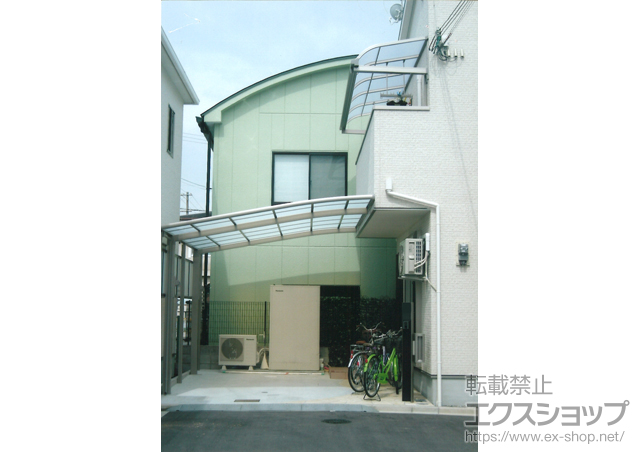 大阪府東大阪市のLIXIL リクシル（トステム）のバルコニー・ベランダ屋根 ライザーテラスII R型 ルーフタイプ 単体 積雪〜20cm対応+吊り下げ物干し 標準 2本入 施工例