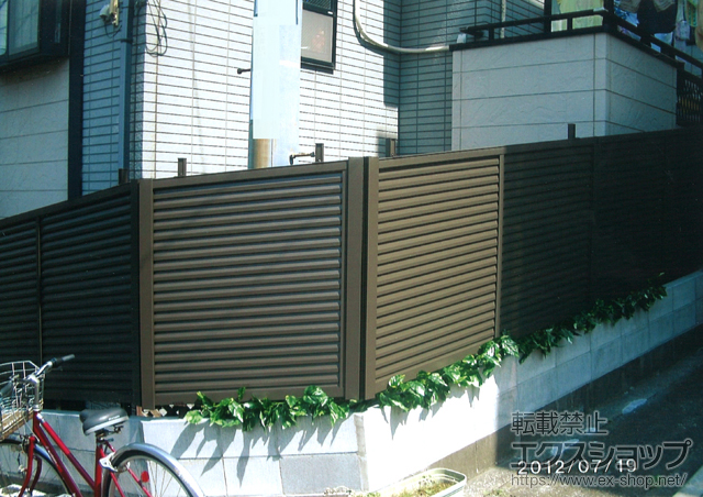 神奈川県横浜市のLIXIL リクシル(新日軽)のフェンス・柵 エクジスフェンスR5K 傾斜地用自在柱式 施工例