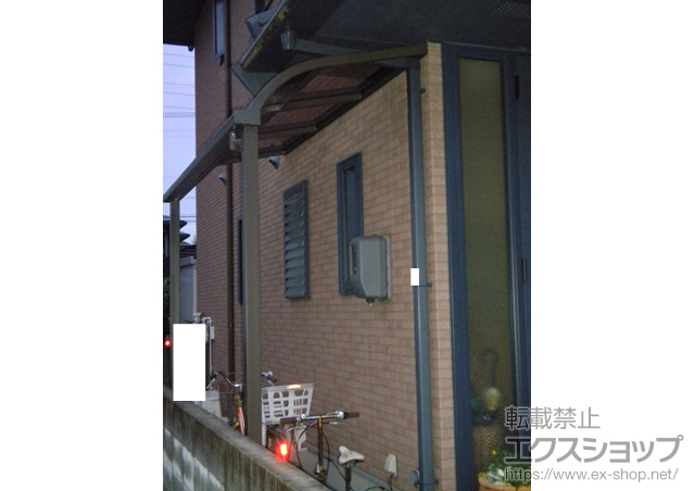 岡山県岡山市のLIXIL リクシル（トステム）のテラス屋根 ライザーテラスII R型 テラスタイプ 単体 積雪〜20cm対応+吊り下げ物干し ロング 標準 2本入 施工例