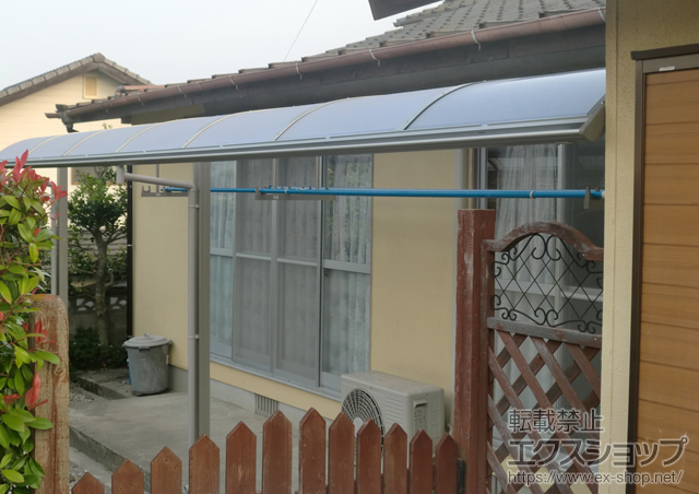 佐賀県伊万里市ののテラス屋根 プレシオステラス R型 テラスタイプ 連棟　積雪〜20?対応+吊り下げ式物干し 標準 2本入り+1本入り 施工例