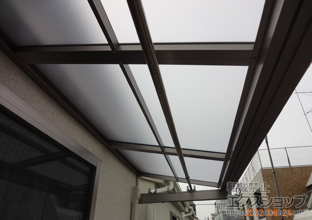 東京都板橋区のLIXIL リクシル（トステム）のバルコニー・ベランダ屋根 ライザーテラスII F型 ルーフタイプ 単体 積雪〜20cm対応 施工例