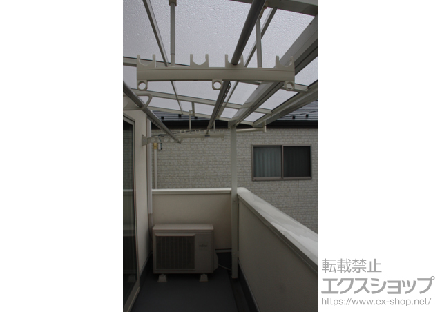 東京都立川市のLIXIL リクシル（トステム）のバルコニー・ベランダ屋根 ライザーテラスII F型 屋根タイプ 単体 積雪〜20cm対応+吊り下げ物干し 標準 2本入 施工例