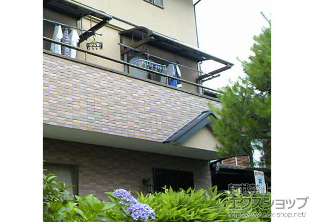 東京都三鷹市のLIXIL リクシル（トステム）のバルコニー・ベランダ屋根 ライザーテラスII R型  ルーフタイプ 単体 積雪〜20cm対応+吊下げ物干し取付け桟 2本入×2セット+吊下げ物干し ショート2本入 施工例