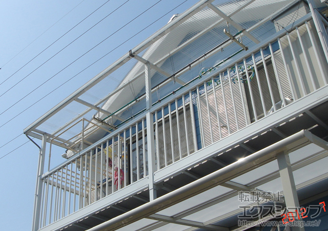 神奈川県厚木市のLIXIL リクシル（トステム）のバルコニー・ベランダ屋根 ライザーテラスII F型 屋根タイプ 連棟 積雪〜20cm対応+屋根材ホルダー関東間3本入（\1,800）×2セット+ 吊下げ物干し ロング 3本入 施工例