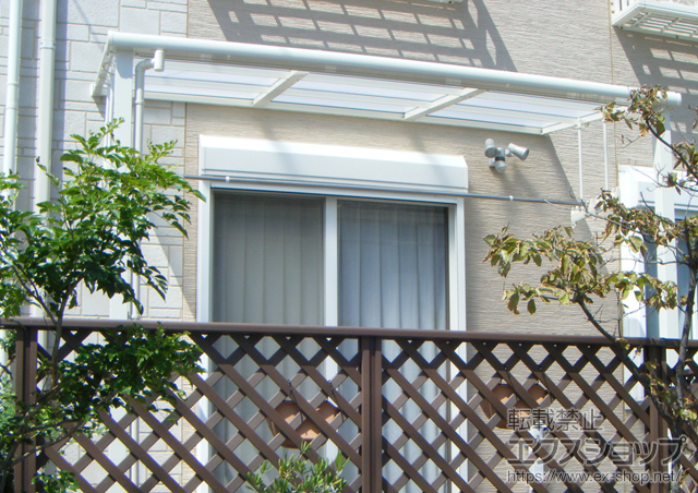 神奈川県茅ヶ崎市のLIXIL リクシル（トステム）のテラス屋根 ライザーテラスII F型 テラスタイプ 単体 積雪〜20cm対応+吊り下げ物干し 標準 2本入り 施工例