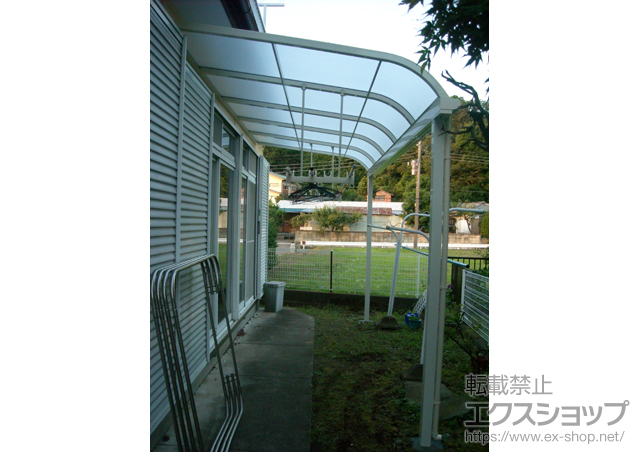 神奈川県藤沢市のLIXIL リクシル（トステム）のテラス屋根 ライザーテラスII R型 テラスタイプ 単体 積雪〜20cm対応+吊り下げ物干し 標準 2本入 施工例