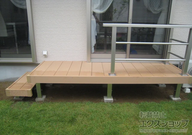 千葉県市原市のYKKAPのウッドデッキ リウッドデッキ 200 単体+段床セット 1段 片側面タイプ+シンプルモダンデッキフェンス2型＜横格子2本タイプ＞ 施工例