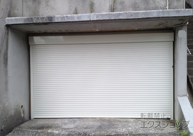 福岡県北九州市のLIXIL リクシル（トステム）のガレージシャッター ガレージシャッタークワトロ 電動式 外部付 施工例
