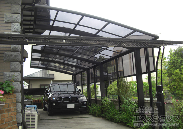 大阪府岸和田上松町のLIXIL リクシル（トステム）のカーポート カーブポートシグマIII 縦連棟 積雪〜30cm対応+カーブポートシグマIII サイドパネル 施工例