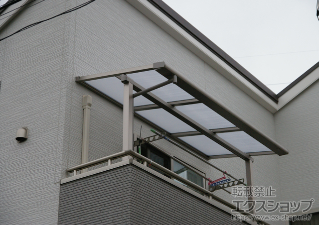 東京都足立区のLIXIL リクシル（トステム）のバルコニー・ベランダ屋根 ライザーテラスII F型 屋根タイプ 単体 積雪〜20cm対応+収納式物干しセットK ベランダ手すり用2本入 施工例