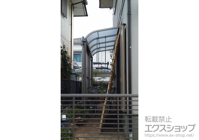 兵庫県神戸市のLIXIL リクシル（トステム）のテラス屋根 ライザーテラスII R型 テラスタイプ 単体 積雪〜20cm対応+吊り下げ物干し ロング 標準 2本入+前面スクリーン2段用 施工例