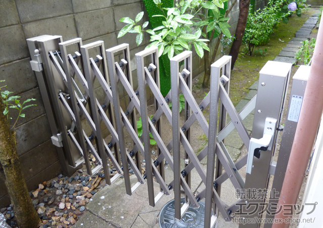 新潟県新潟市のLIXIL リクシル（トステム）のカーゲート アルシャインHG ノンキャスター 片開き 170S 施工例