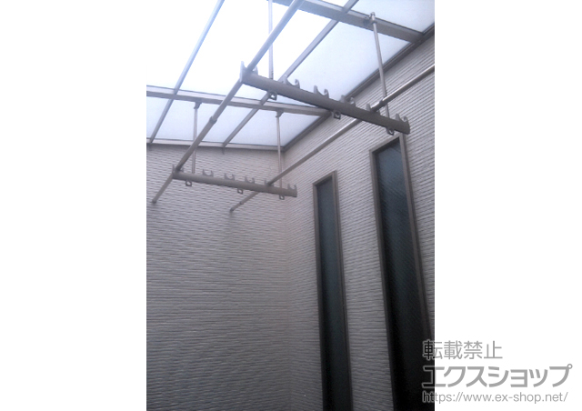 大阪府守口市のLIXIL リクシル（トステム）のテラス屋根 ライザーテラスII F型 テラスタイプ 単体 積雪〜20cm対応+吊り下げ物干し ワイド 2本入 施工例