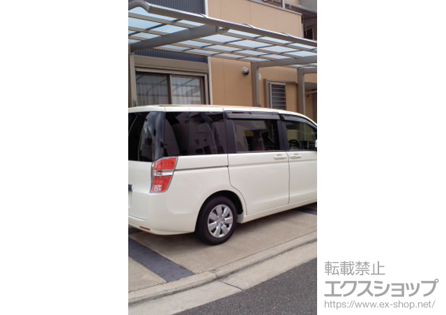 大阪府松原市のLIXIL リクシル（トステム）のカーポート レガーナポートシグマIII 延長 雨樋あり 積雪〜30cm対応+レガーナポートシグマIII 収納式物干し 2本入り 施工例