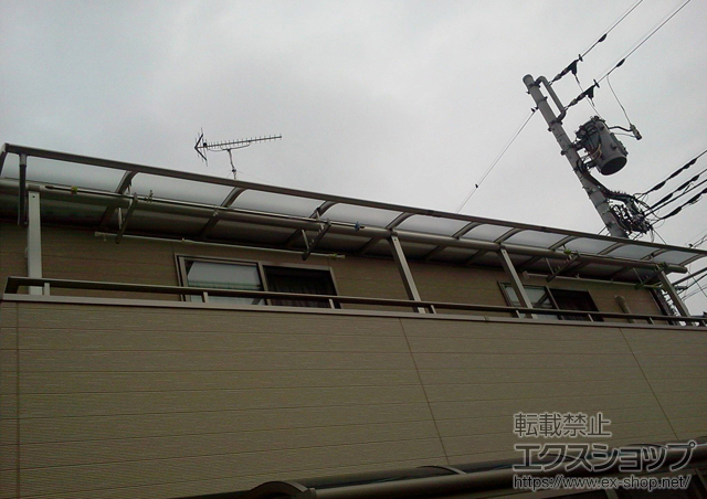 東京都立川市ののバルコニー・ベランダ屋根 ヴェクターテラス R型 屋根タイプ 連棟 積雪〜20cm対応+吊下げ式物干し 標準 2本入 施工例
