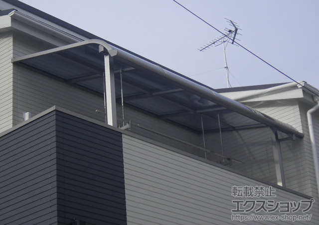 福岡県福岡市のLIXIL リクシル（トステム）のバルコニー・ベランダ屋根 ライザーテラスII R型 屋根タイプ 単体 積雪〜20cm対応+吊り下げ物干し 標準 2本入 施工例