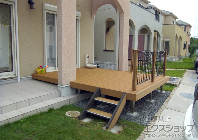 群馬県伊勢崎市のLIXIL リクシル（トステム）のウッドデッキ リコステージII 施工例