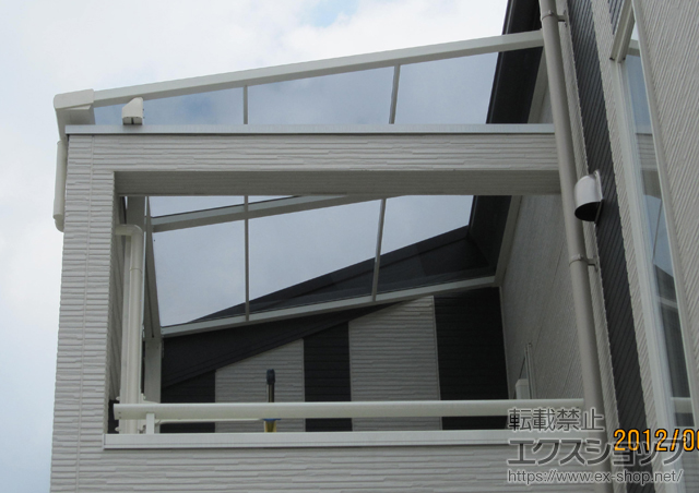 神奈川県川崎市のLIXIL リクシル（トステム）のバルコニー・ベランダ屋根 ライザーテラスII F型 屋根タイプ 単体 積雪〜20cm対応＋壁付け物干し 標準 2本入 施工例