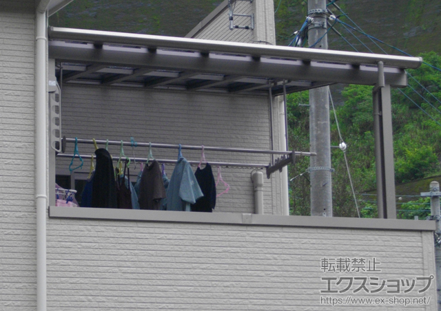 鹿児島県鹿児島市のLIXIL リクシル（トステム）のバルコニー・ベランダ屋根 パワーアルファ F型 屋根タイプ 単体 積雪〜30cm対応+吊り下げ物干し 標準 2本入 施工例