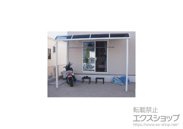 広島県東広島市のLIXIL リクシル（トステム）のテラス屋根 ライザーテラスII R型 テラスタイプ 単体 積雪〜20cm対応+吊り下げ物干し　標準　2本入 施工例