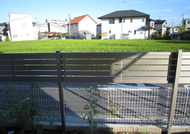 埼玉県鴻巣市ののフェンス・柵 ライフモダンII YS型フェンス 単色 多段柱施工 施工例