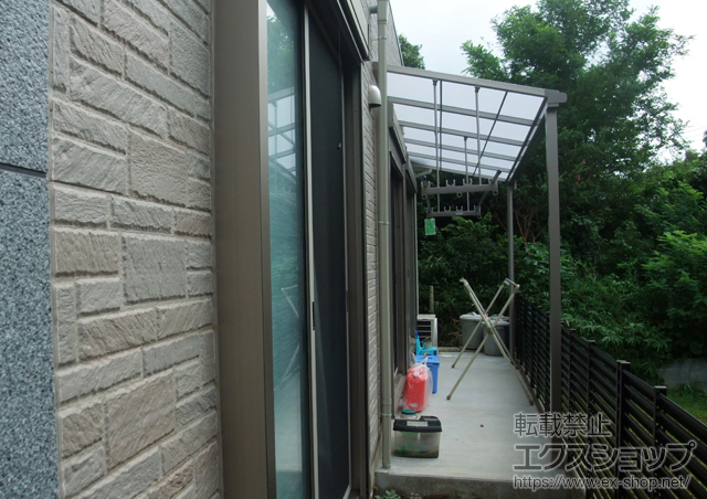 神奈川県藤沢市のLIXIL リクシル（トステム）のテラス屋根 ライザーテラスII F型 テラスタイプ 単体 積雪〜20cm対応+吊下げ式物干し 標準 2本入 施工例