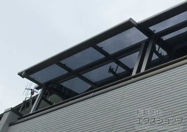 神奈川県茅ヶ崎市のLIXIL リクシル（トステム）のバルコニー・ベランダ屋根 ライザーテラスII F型 屋根タイプ 単体 積雪〜20cm対応+吊下げ物干し ショート2本入 施工例