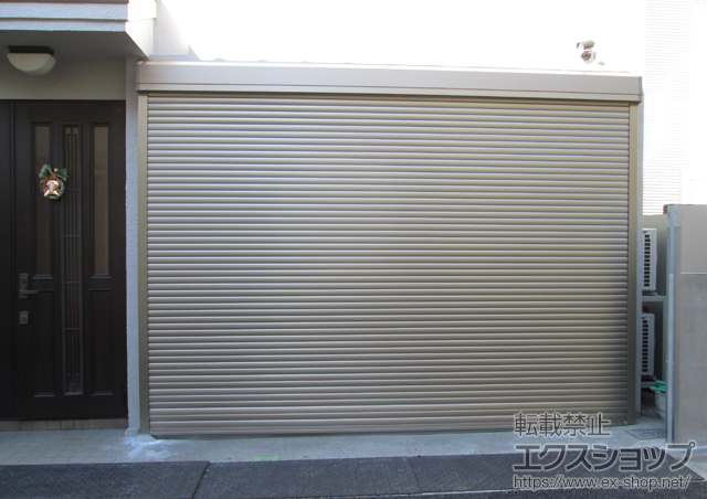 東京都練馬区のLIXIL リクシル（トステム）のガレージシャッター ガレージシャッタークワトロ 電動式 外部付タイプ 施工例