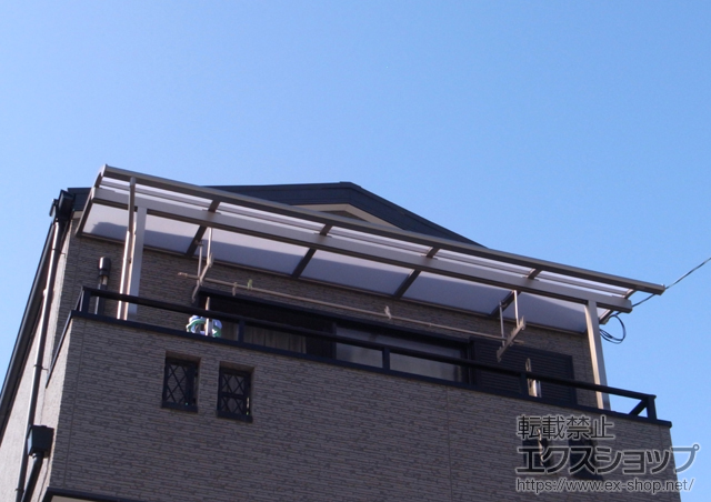 大阪府大阪市のLIXIL リクシル（トステム）のバルコニー・ベランダ屋根 ライザーテラスII R型 屋根タイプ 単体 積雪〜20cm対応+ライザーテラスII 吊り下げ物干し 施工例