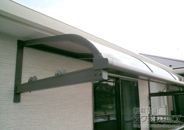 埼玉県川越市のLIXIL リクシル（トステム）のバルコニー・ベランダ屋根 ライザーテラスII R型 ルーフタイプ 単体 積雪〜20cm対応+ルーフ用竿掛け 4個入り 施工例